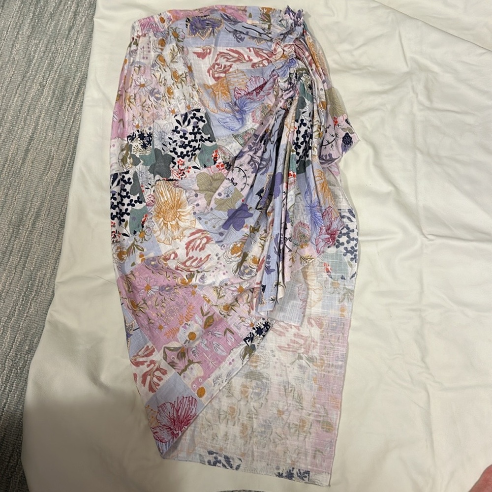 Z&L floral pattern side slit skirt with attached ruffle detail.